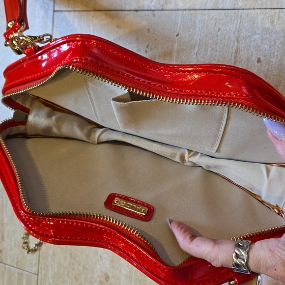 ALDO Original Shiny Red Novelty Lips Versatile Bag - Picture 12 of 13